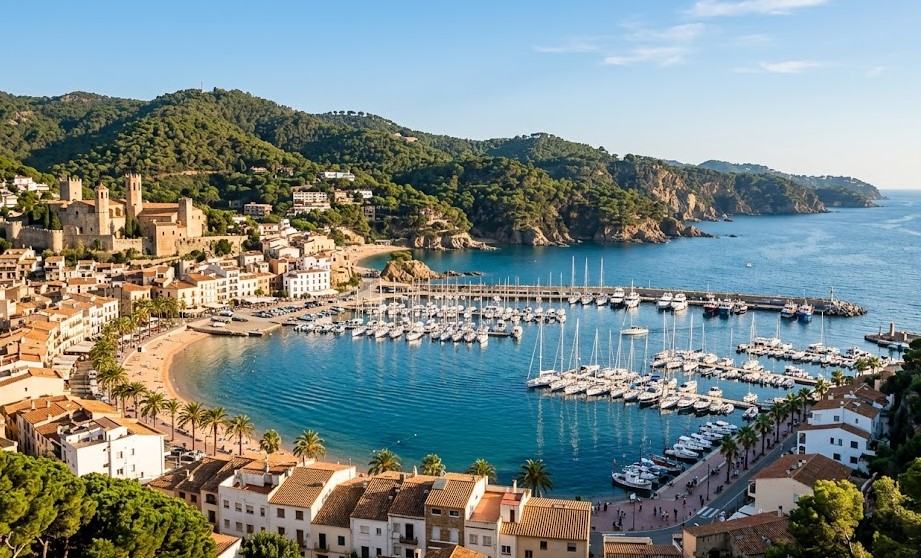 Vista panorámica de la bahía y el puerto deportivo de Sant Feliu de Guíxols, Costa Brava